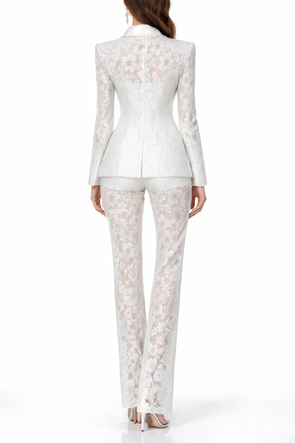 Conjunto de blazer y pantalones de encaje transparente en color nude de MRNewyork, modelo Zoe Sheer Lace.