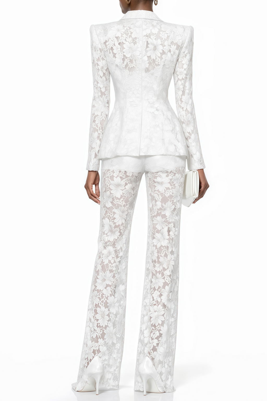 Conjunto a juego de blazer y pantalones de encaje transparente de MRMelbourne, en color claro, con detalles elegantes y delicados.