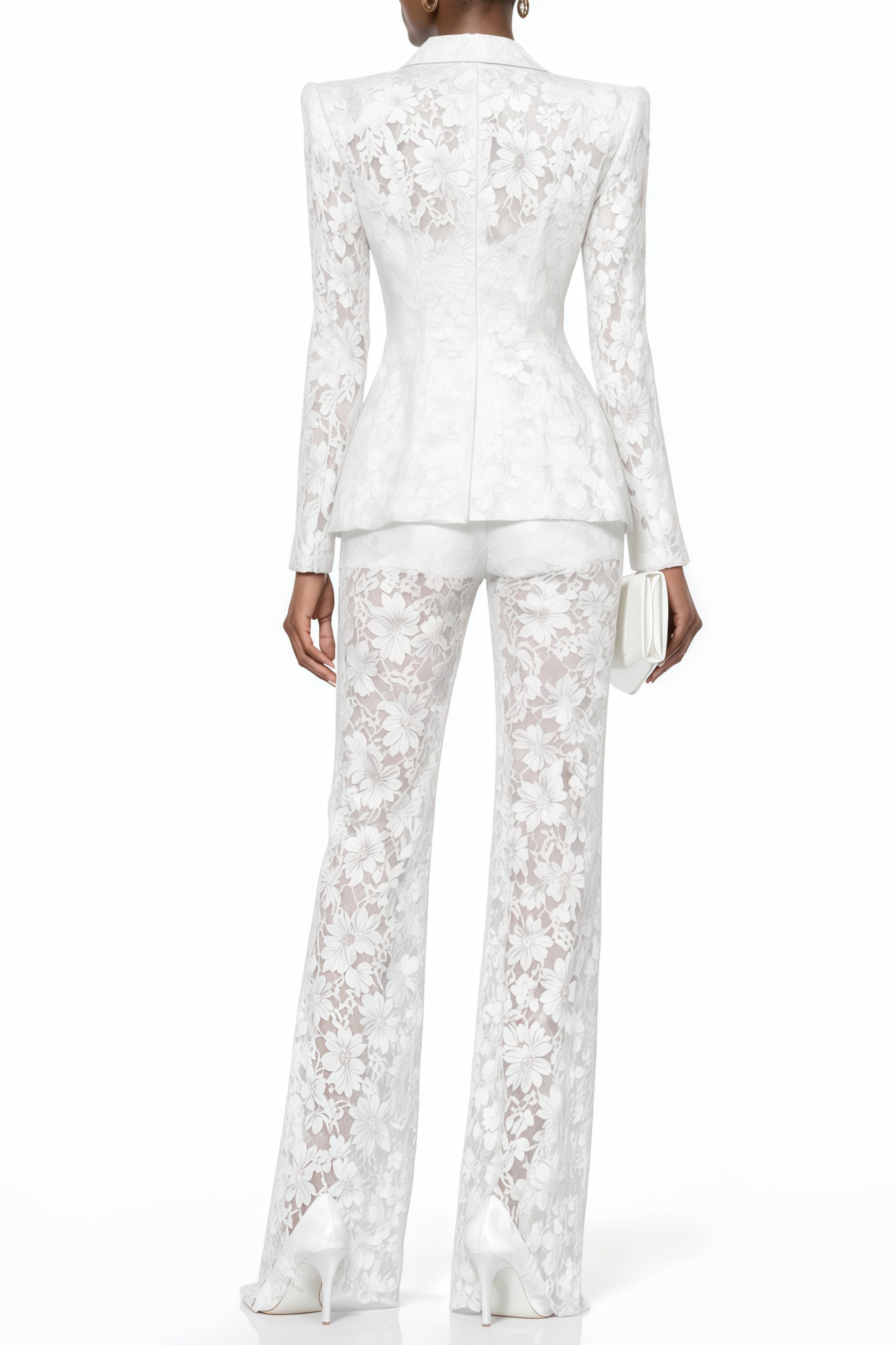 Conjunto a juego de blazer y pantalones de encaje transparente de MRMelbourne, en color claro, con detalles elegantes y delicados.