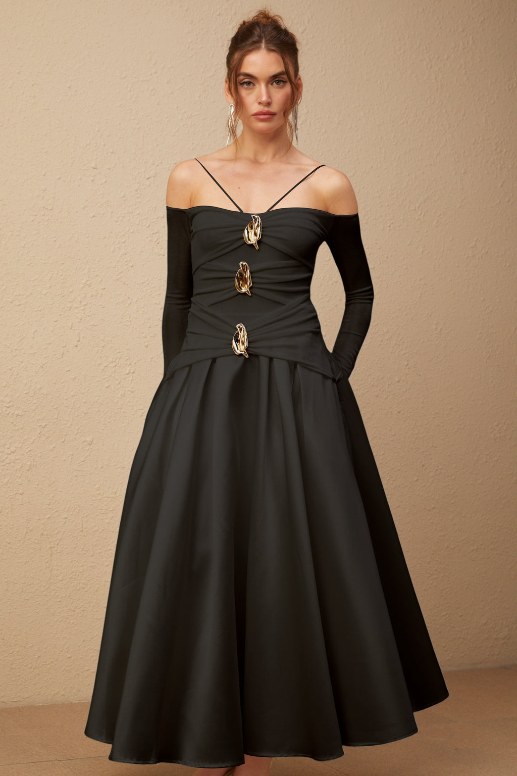 Vestido maxi negro de manga larga estilo off-shoulder de la marca Final Sale, con paneles y diseño elegante.