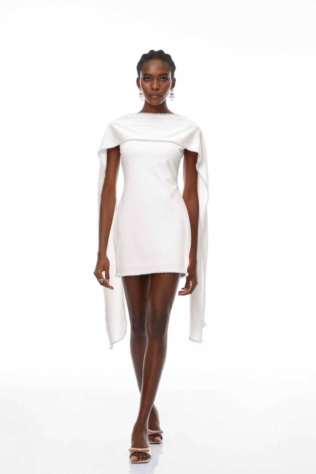Vestido mini sin mangas Bridal Piroska blanco con ribete de perlas, elegante y moderno, ideal para ocasiones especiales.
