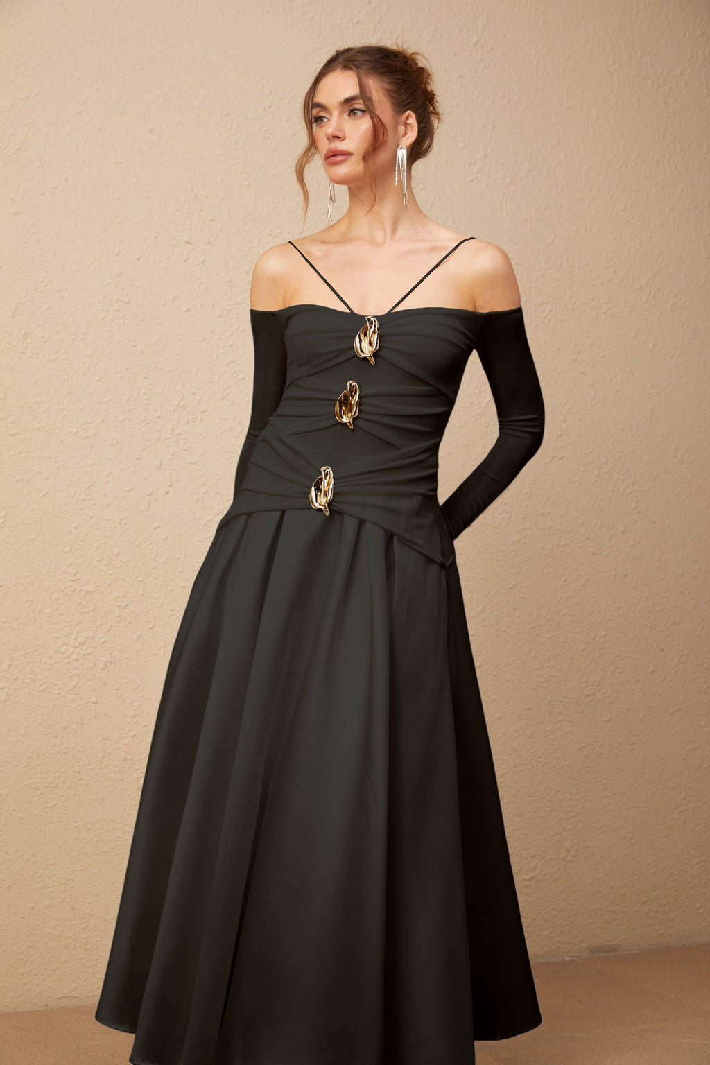 Vestido largo maxi negro de tirantes con escote en los hombros, diseño de paneles, de la marca Final Sale.