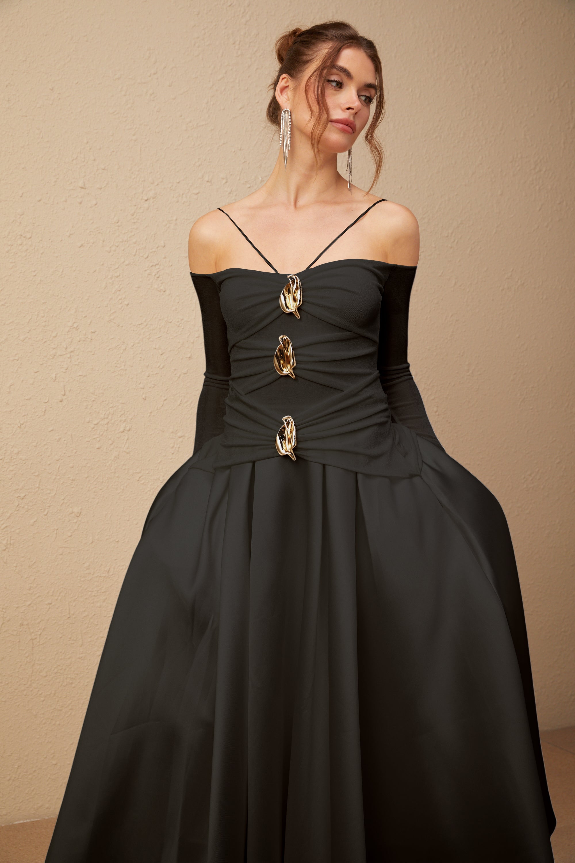 Vestido maxi negro de hombro descubierto Nadine de Final Sale, con paneles y estilo elegante para ocasiones especiales.
