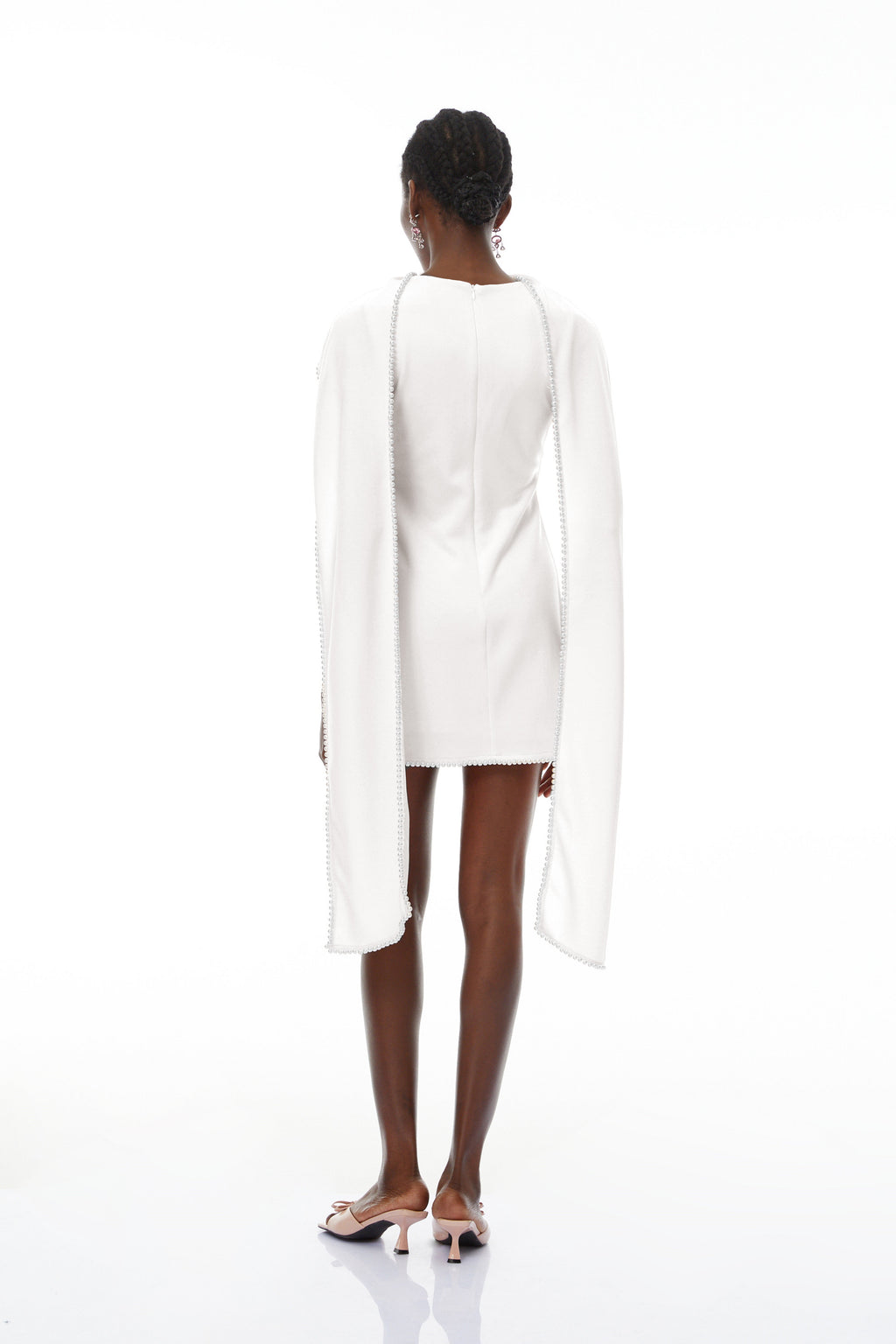 Vestido mini sin mangas de novia Piroska en color blanco con ribete de perlas, diseño elegante y moderno