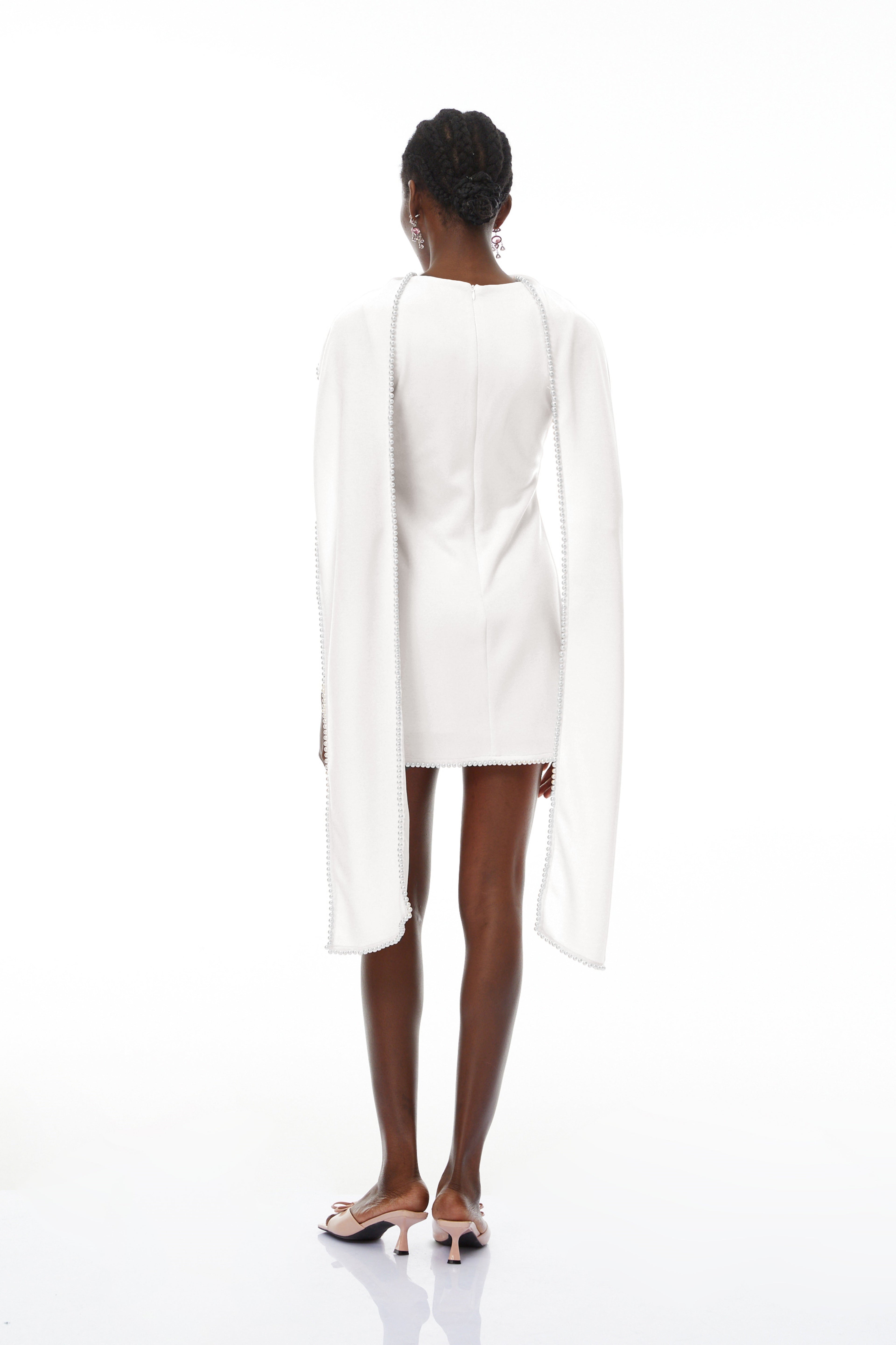 Vestido mini sin mangas de novia Piroska en color blanco con ribete de perlas, diseño elegante y moderno