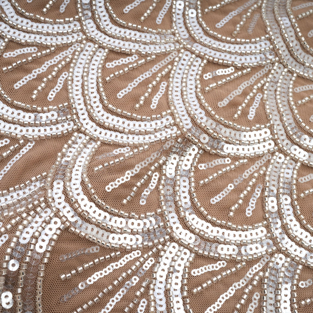 Vestido mini marrón Astrid con decoraciones brillantes, diseño elegante y ajustado, para ocasiones especiales.