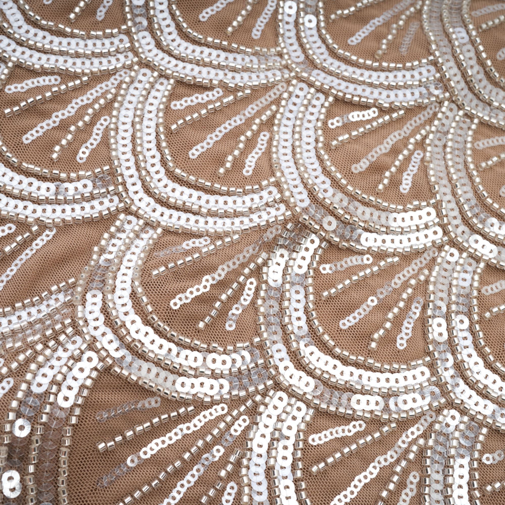 Vestido mini marrón Astrid con decoraciones brillantes, diseño elegante y ajustado, para ocasiones especiales.