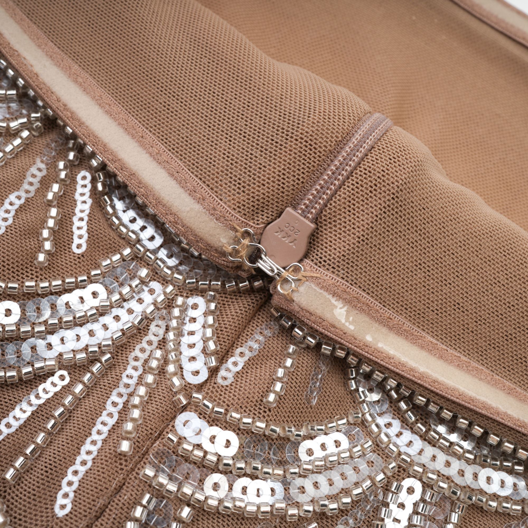 Vestido mini marrón Astrid con adornos brillantes, ajustado y elegante, ideal para ocasiones especiales.
