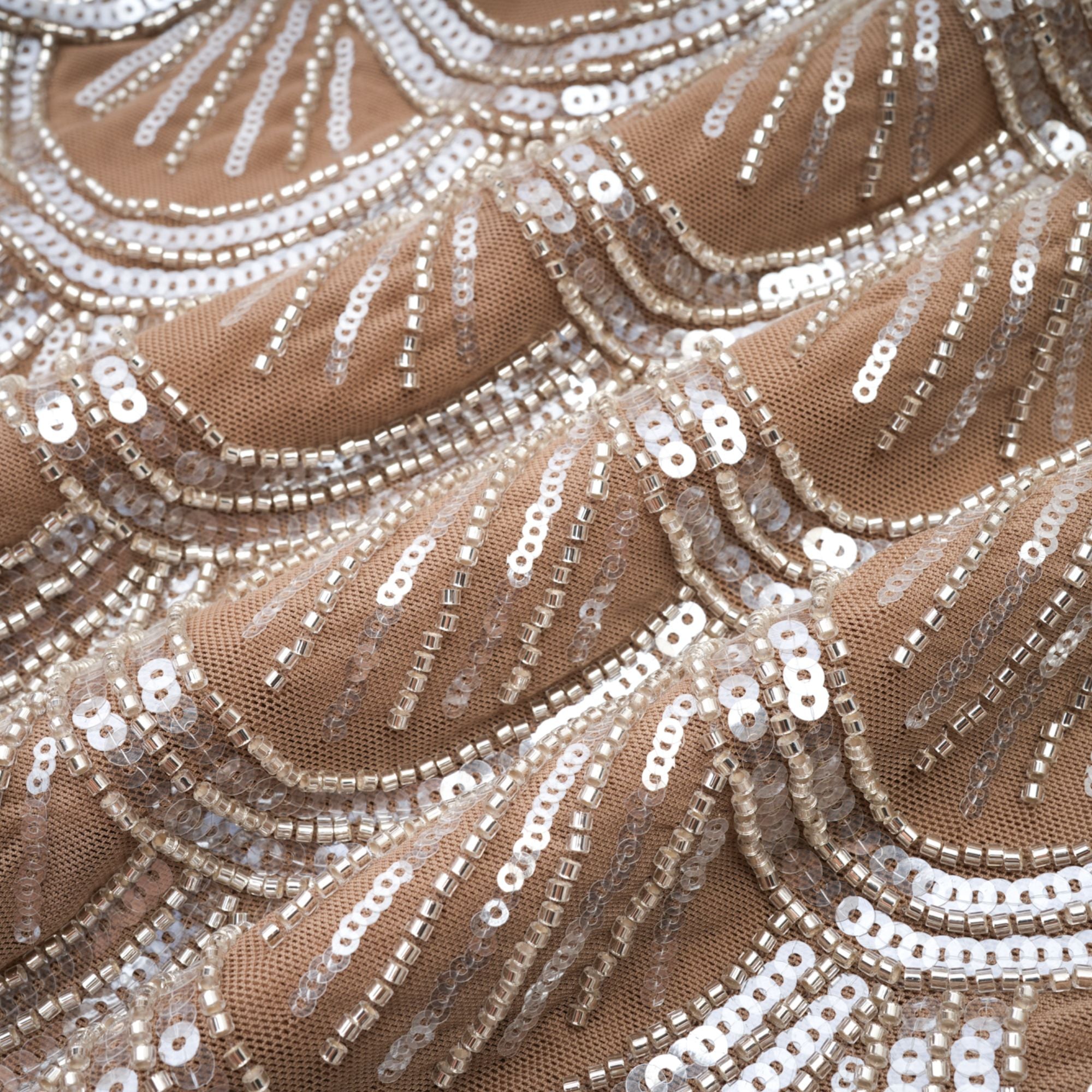 Vestido mini marrón Astrid con detalles adornados, ajuste ajustado y estilo elegante, de la marca Final Sale.