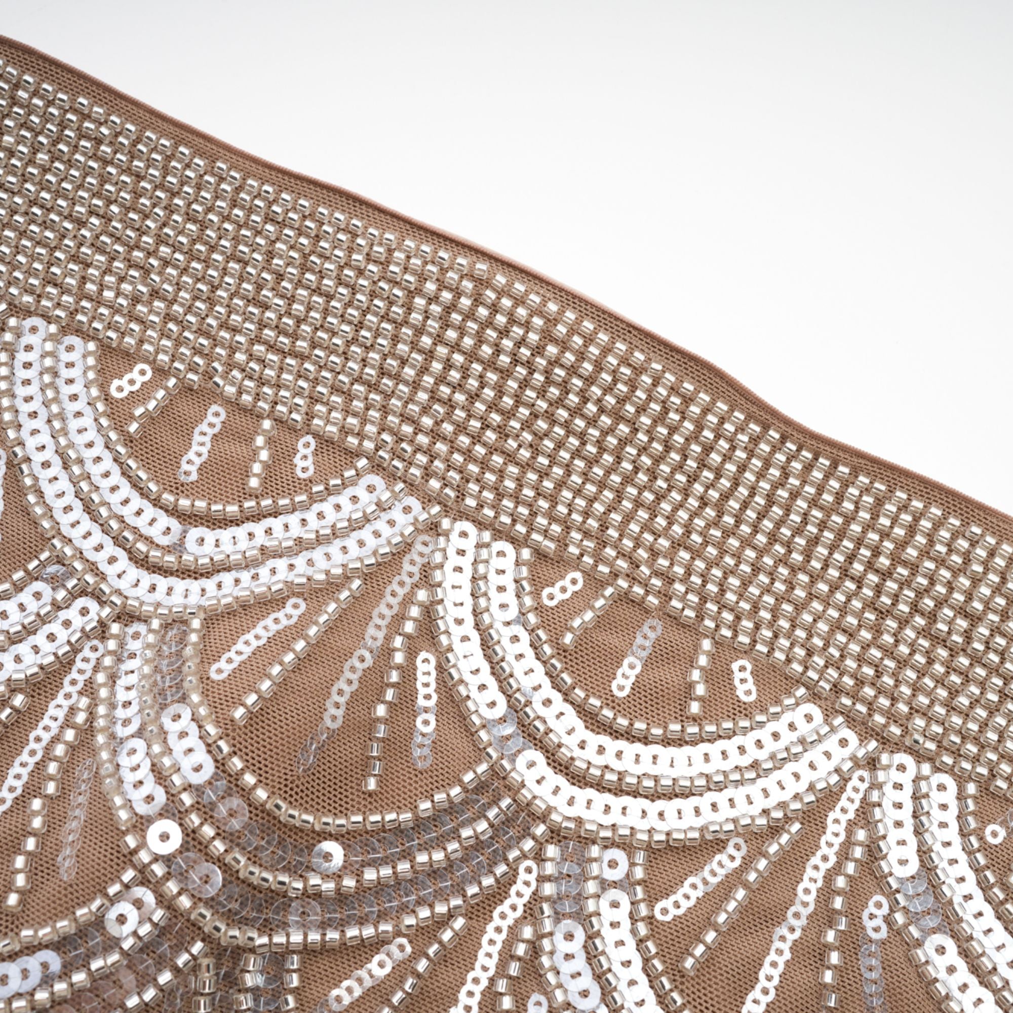 Vestido mini marrón Astrid con detalles decorativos, ajuste ajustado y diseño elegante para ocasiones especiales.