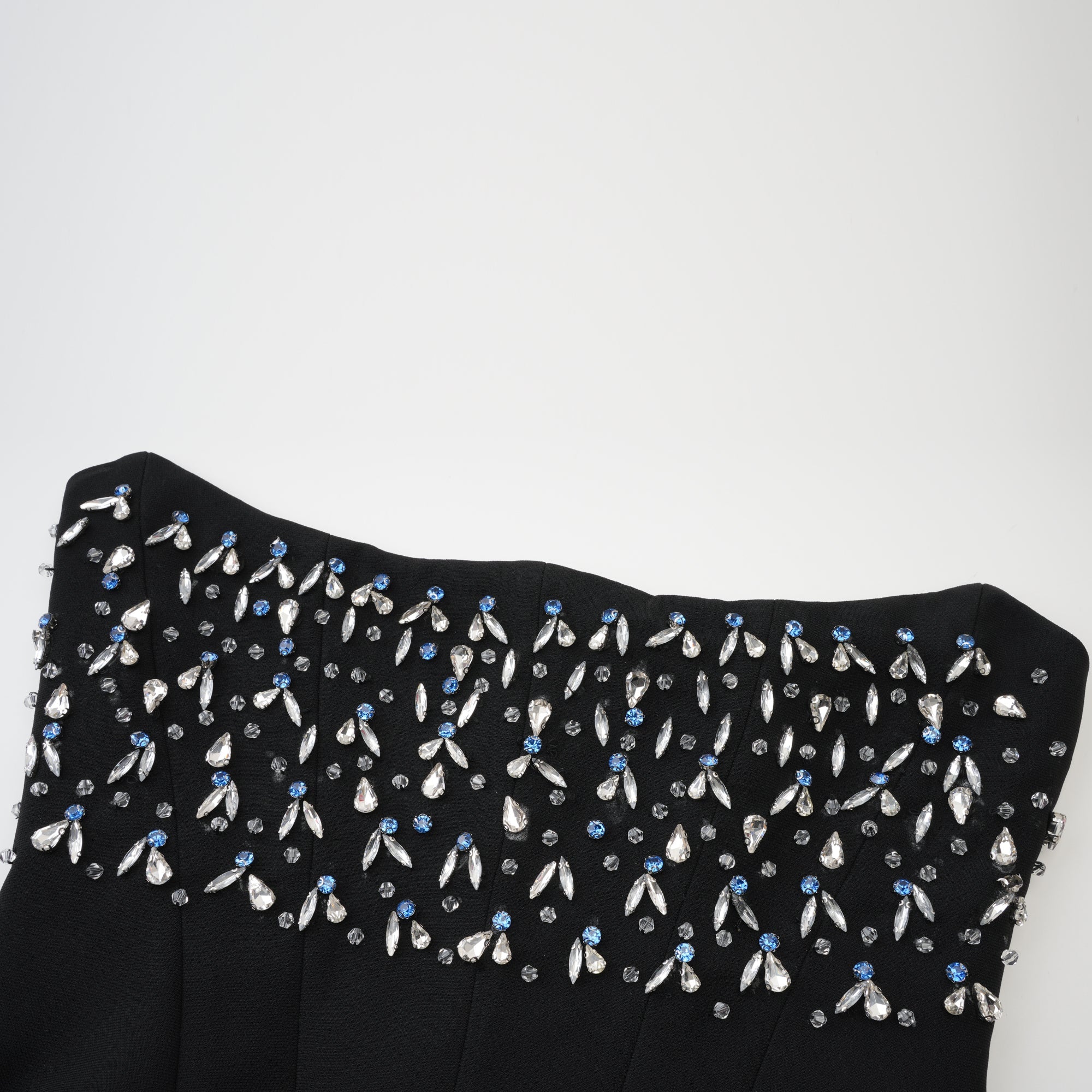 Vestido maxi negro de cristal Aurore, vestido largo con detalles brillantes y elegantes para ocasiones especiales.