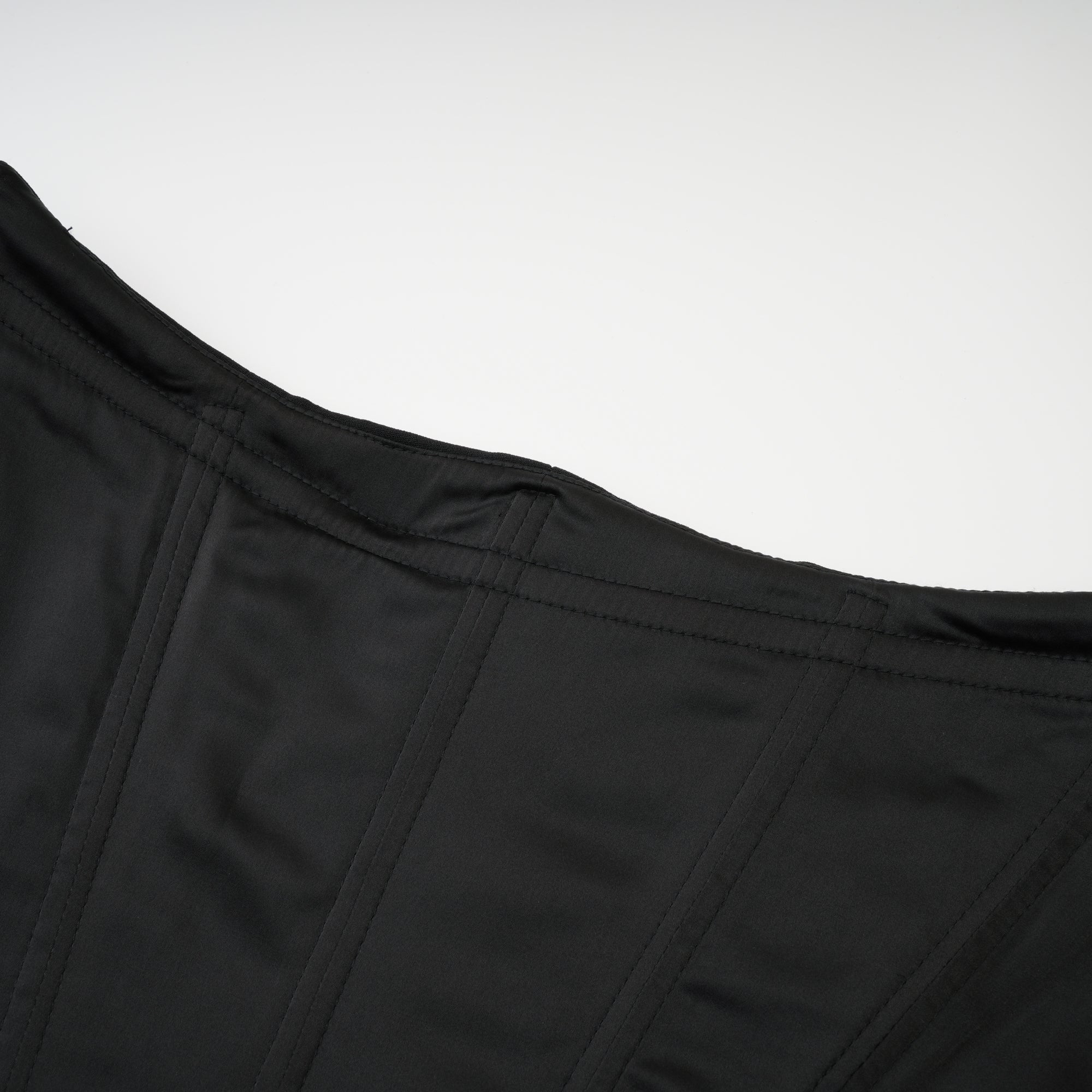 Vestido largo Aurore con cristales brillantes y diseño elegante en color negro, de la marca Final Sale.