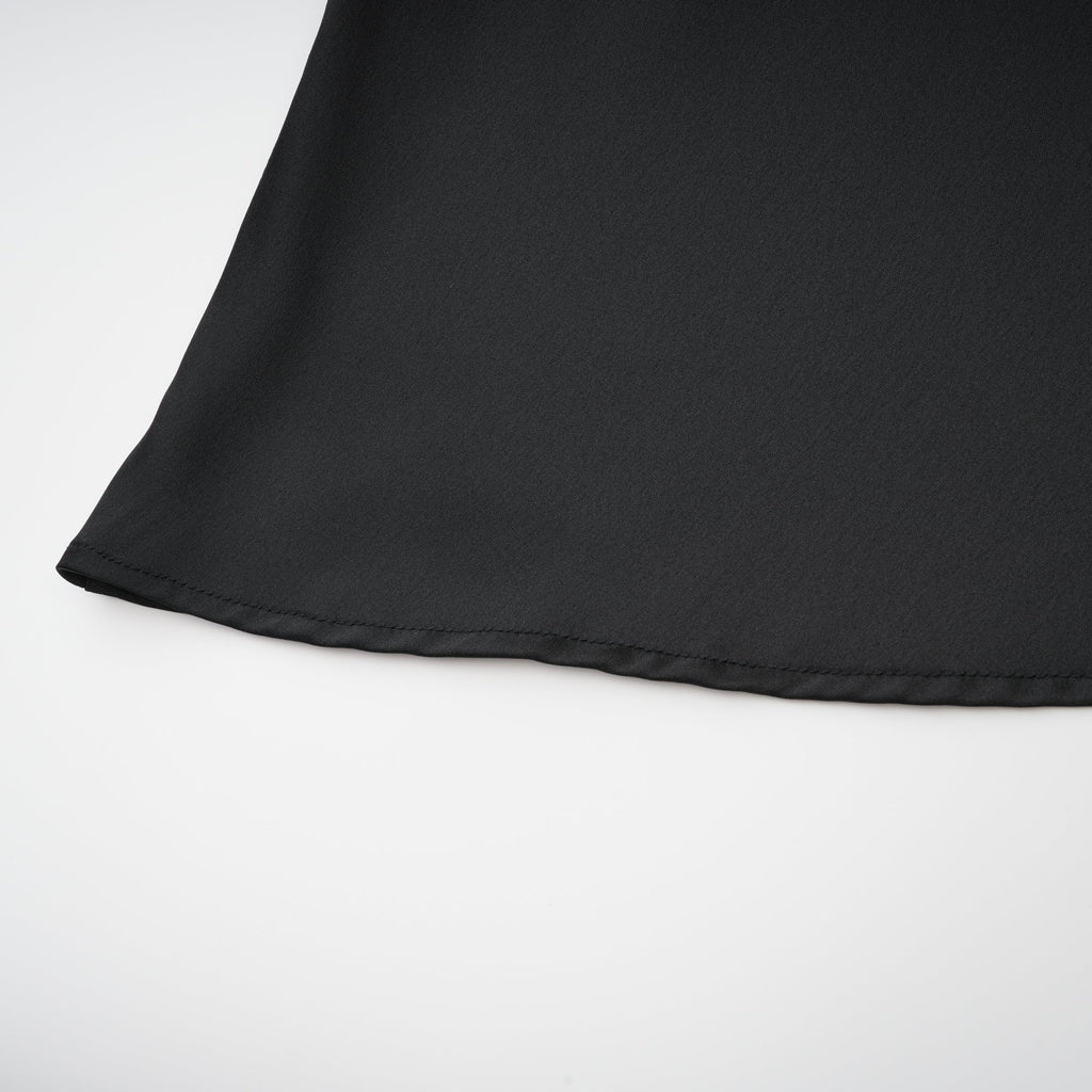 Vestido maxi negro de Aurore con cristales adornados, elegante y largo para ocasiones especiales.