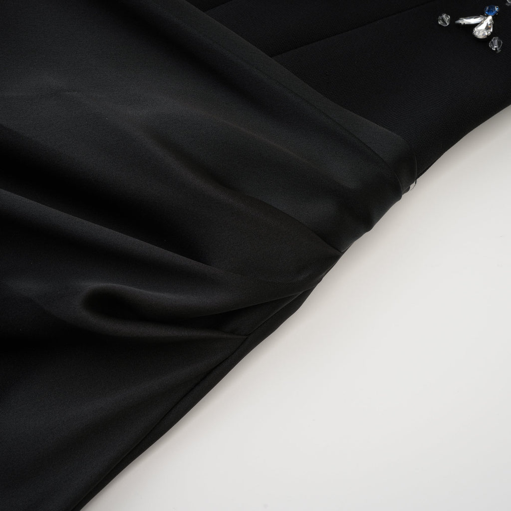 Vestido maxi negro con cristales de la marca Final Sale, con detalles brillantes y elegantes para ocasiones especiales.