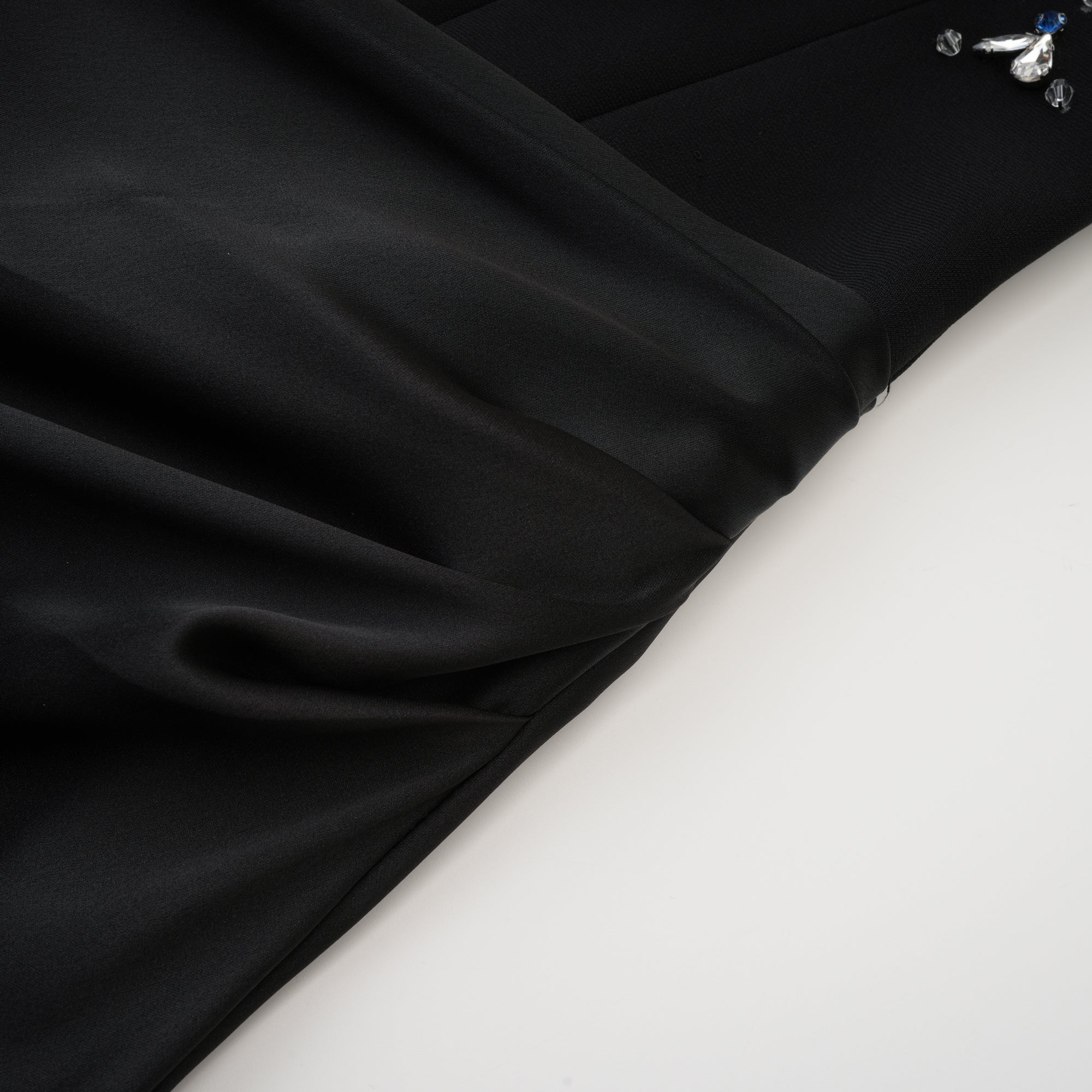 Vestido maxi negro con cristales de la marca Final Sale, con detalles brillantes y elegantes para ocasiones especiales.