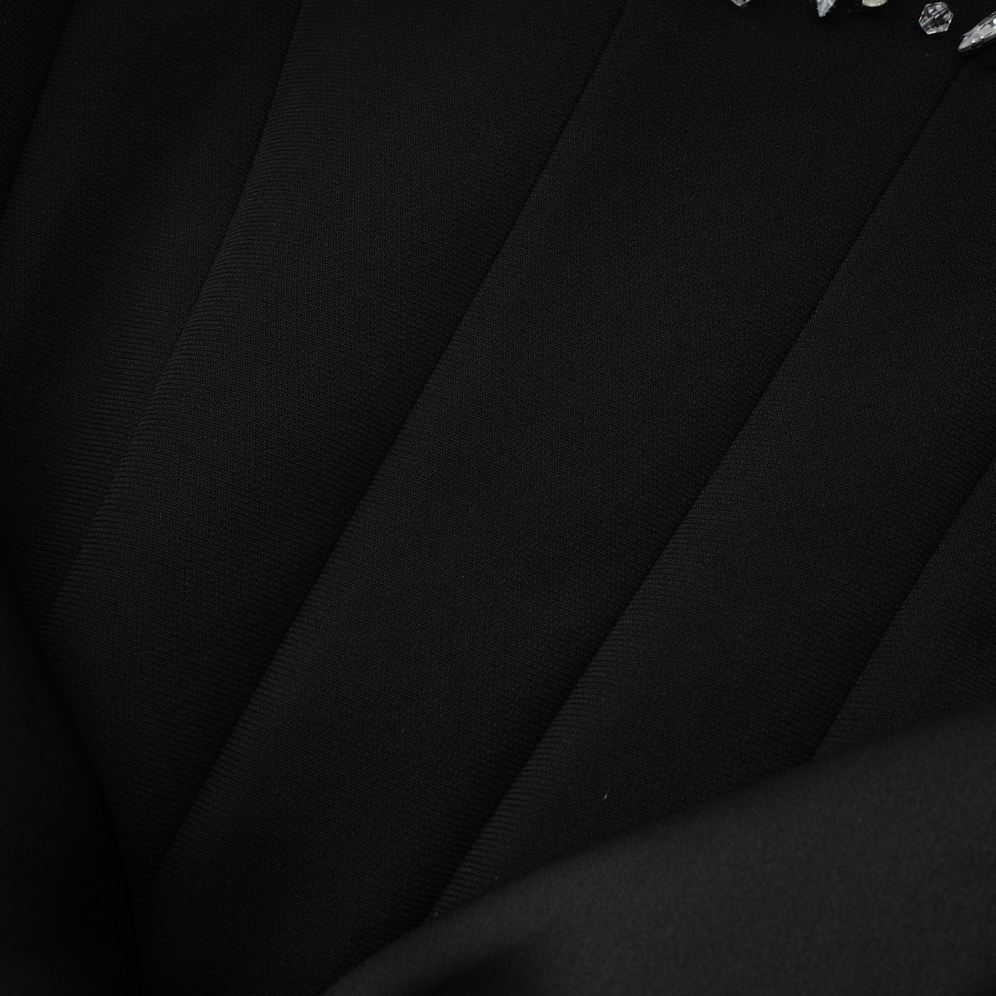 Vestido maxi negro de cristales Aurore de Final Sale, con detalles brillantes y elegante diseño para ocasiones especiales.