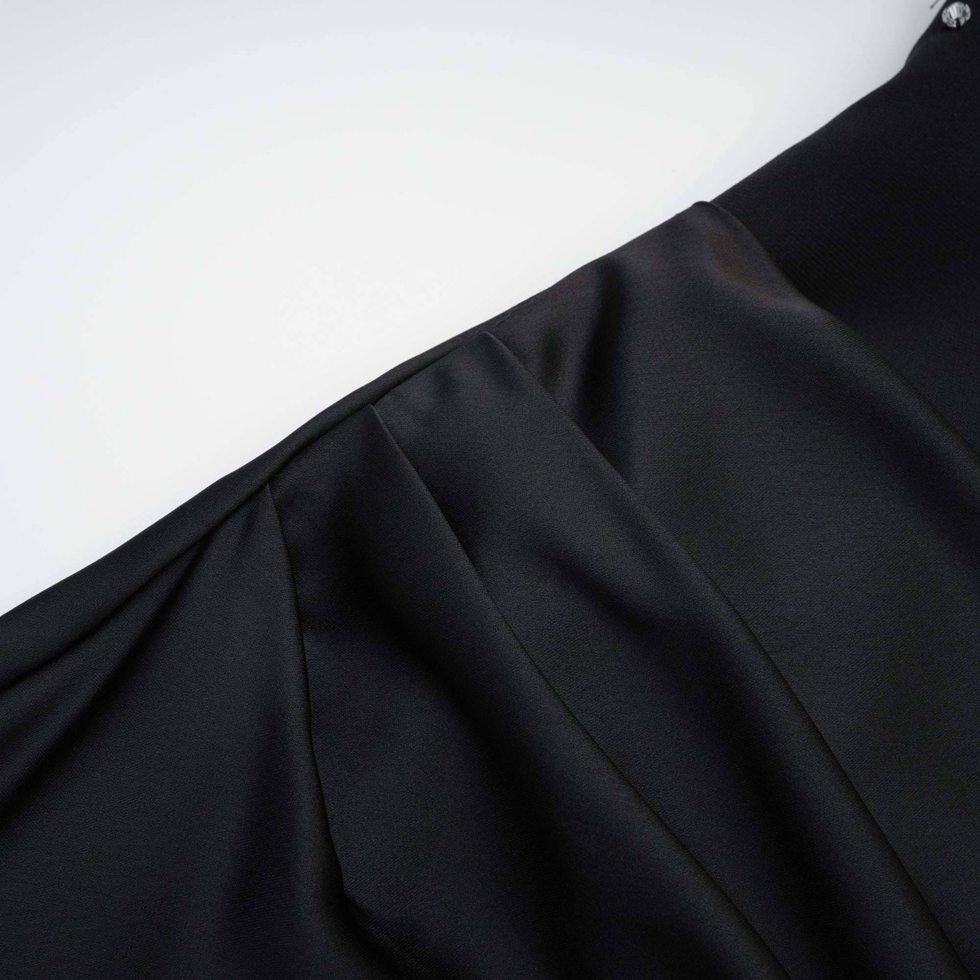 Vestido largo Aurore con cristales en negro, diseño elegante y brillante, ideal para ocasiones especiales, de la colección Final Sale.