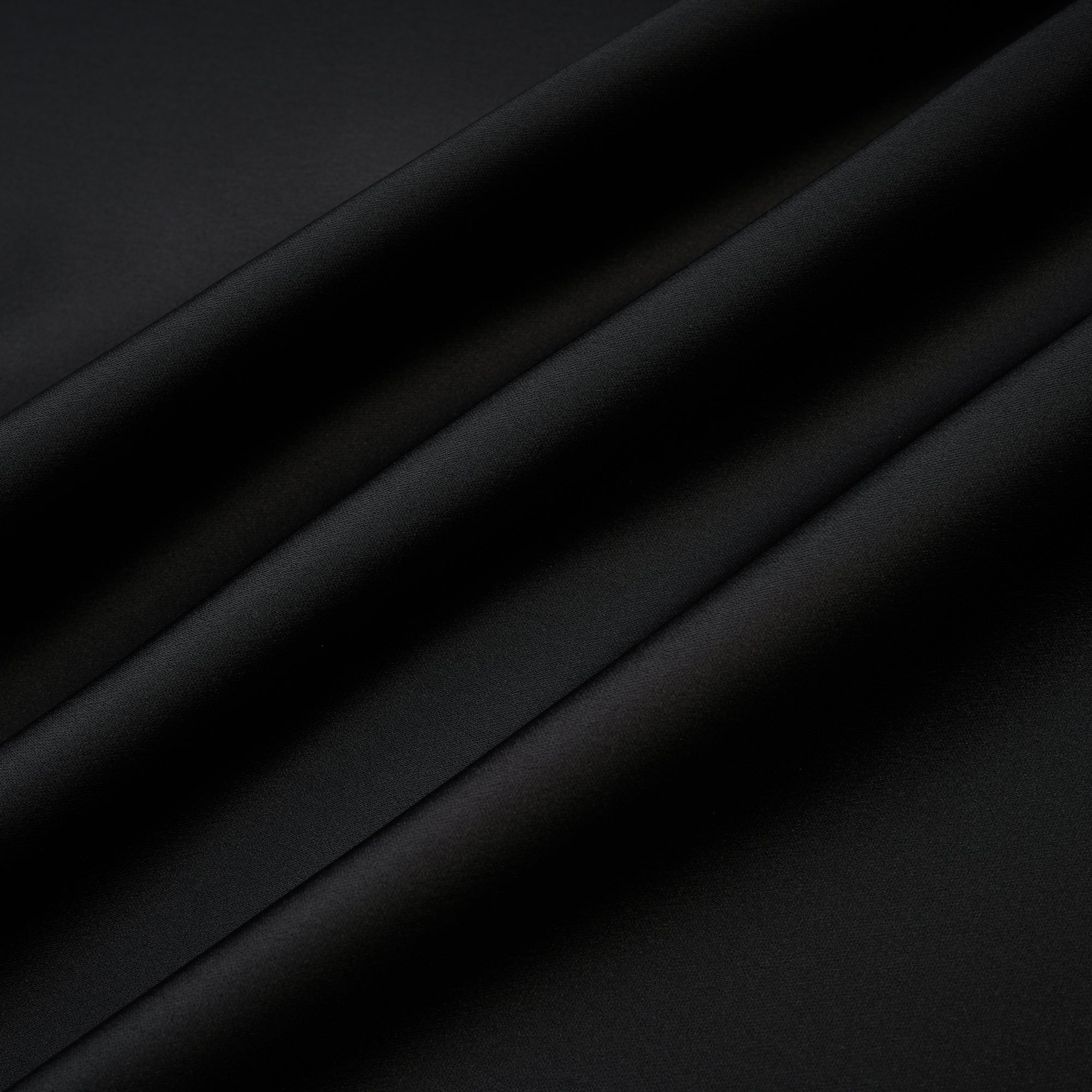 Vestido maxi negro de la marca Final Sale con adornos de cristales, diseñado para ocasiones elegantes y sofisticadas.