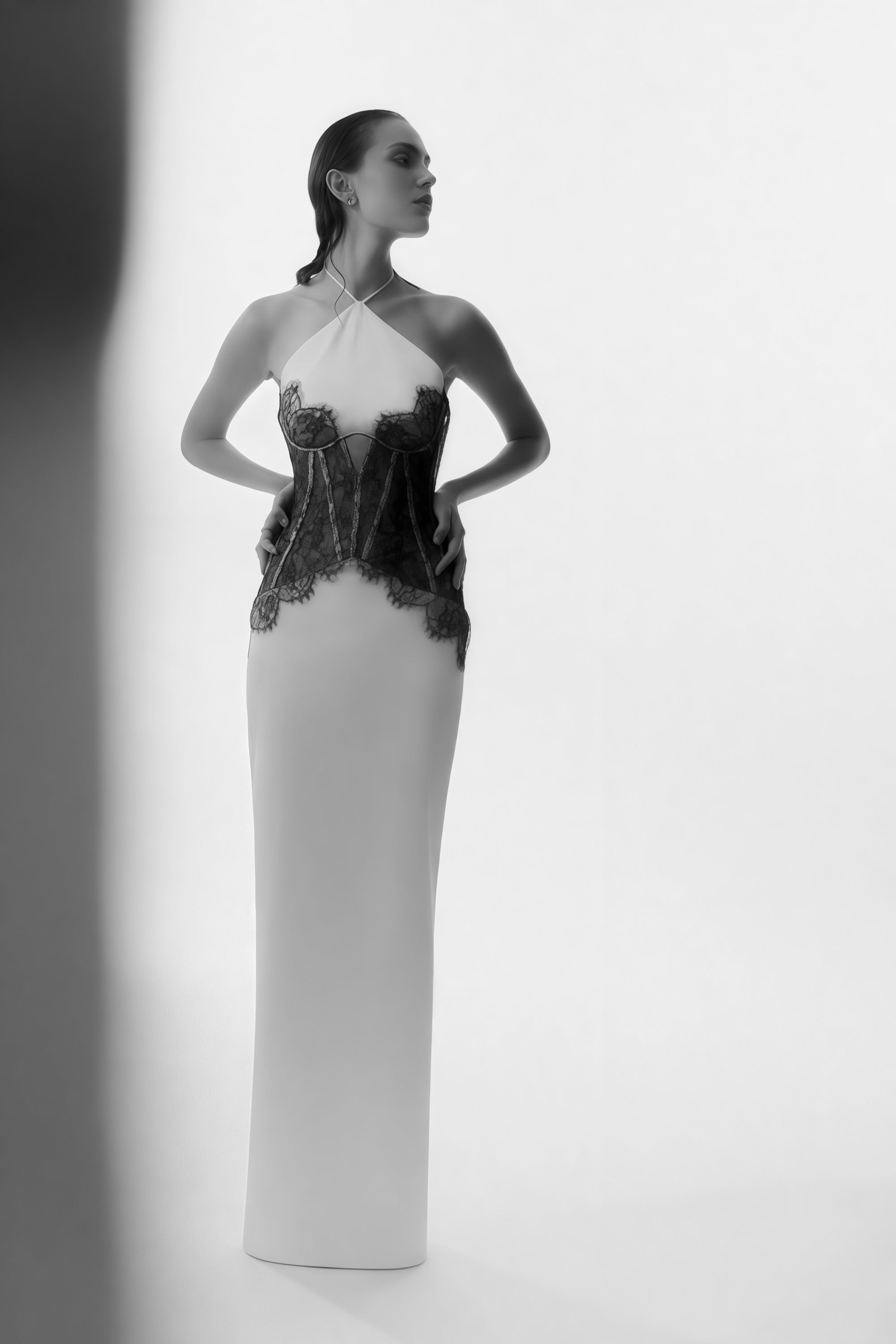 Vestido maxi blanco con recortes de encaje de la marca Bridal, con diseño elegante y detalles delicados en la parte superior.