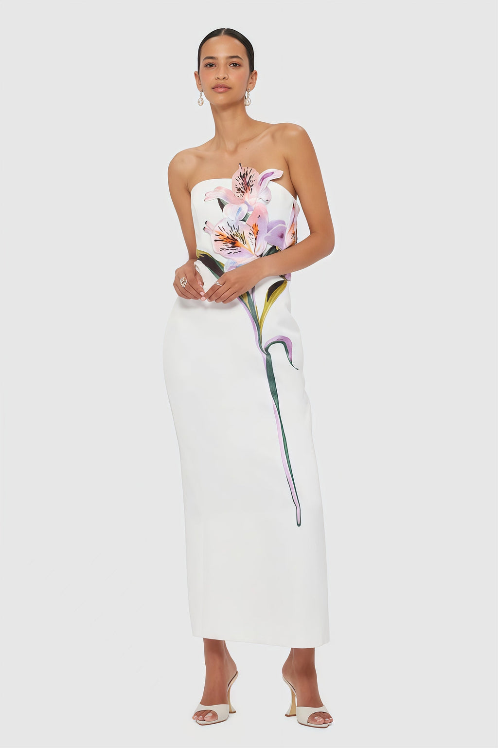 Vestido maxi de novia blanco con bordado floral de otoño, estilo elegante y detallado en la imagen.