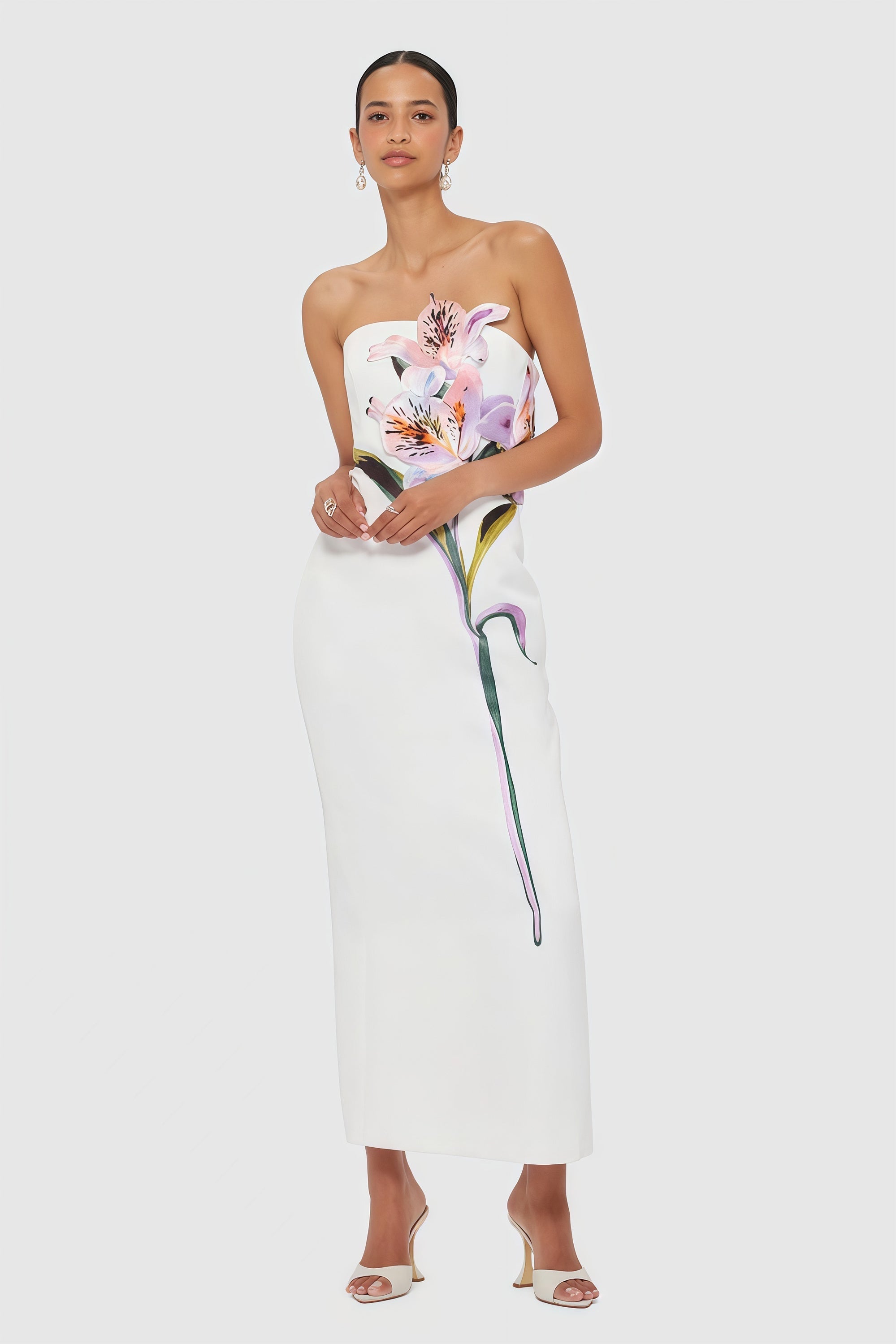 Vestido maxi de novia blanco con bordado floral de otoño, estilo elegante y detallado en la imagen.