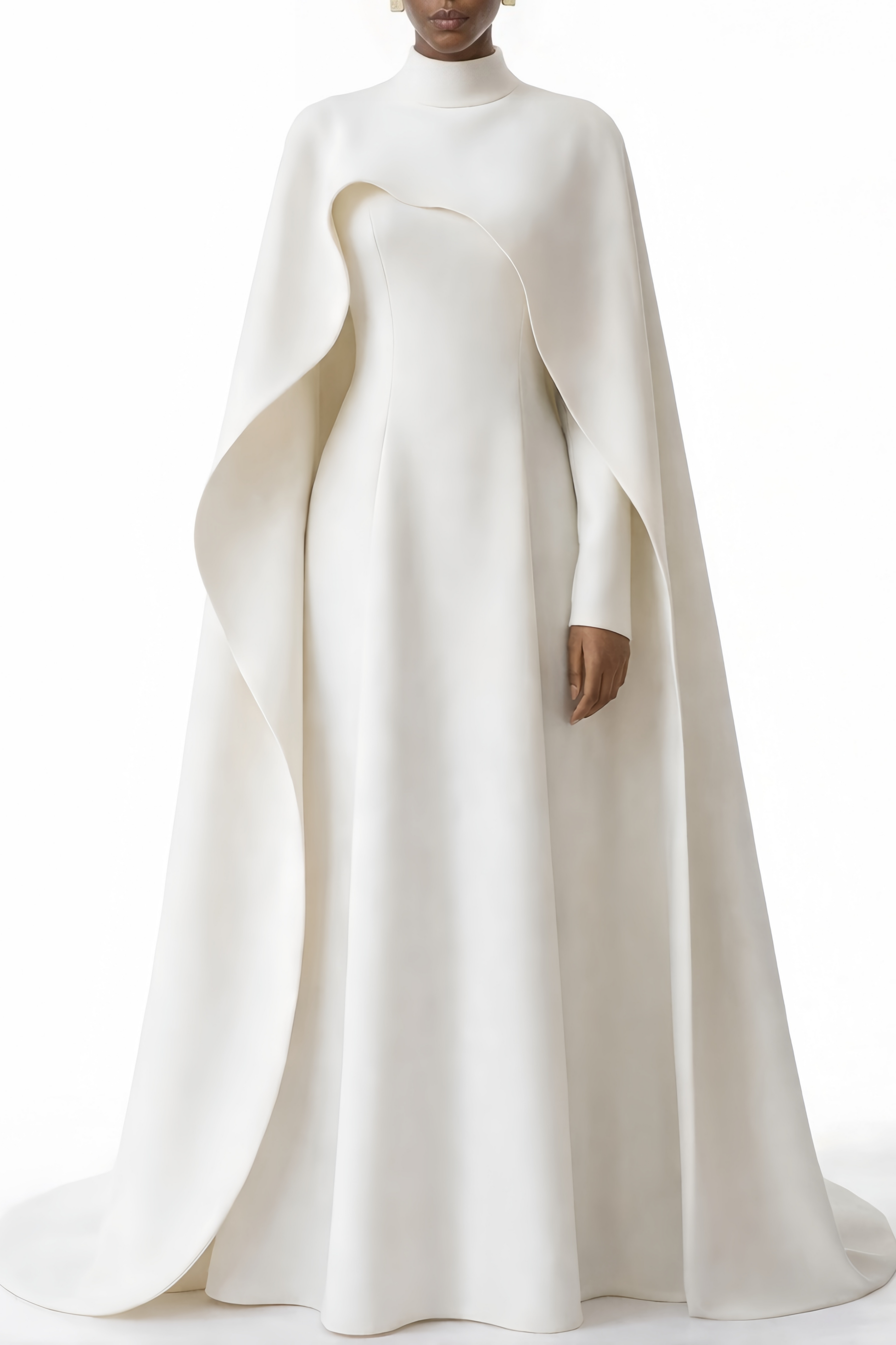 Mujer usando la capa larga Antonina blanca con mangas largas, vestido maxi de MRNewyork, en un entorno elegante y sofisticado.