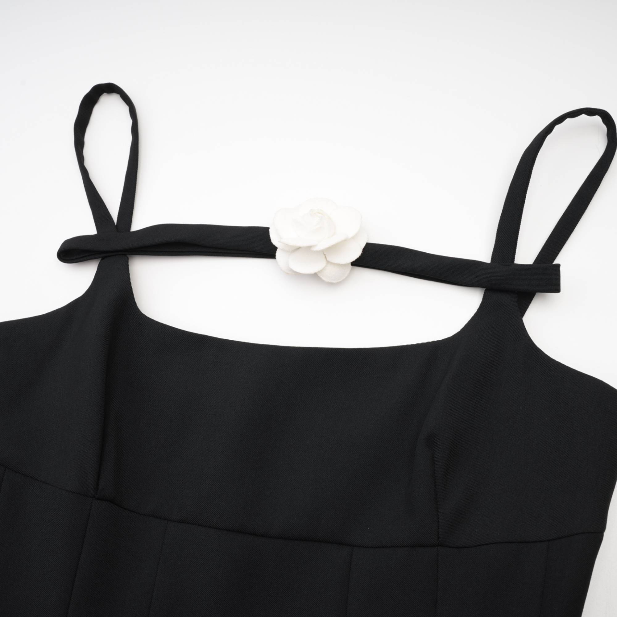 Vestido mini plisado negro de la marca Final Sale, estilo elegante y moderno para ocasiones especiales.