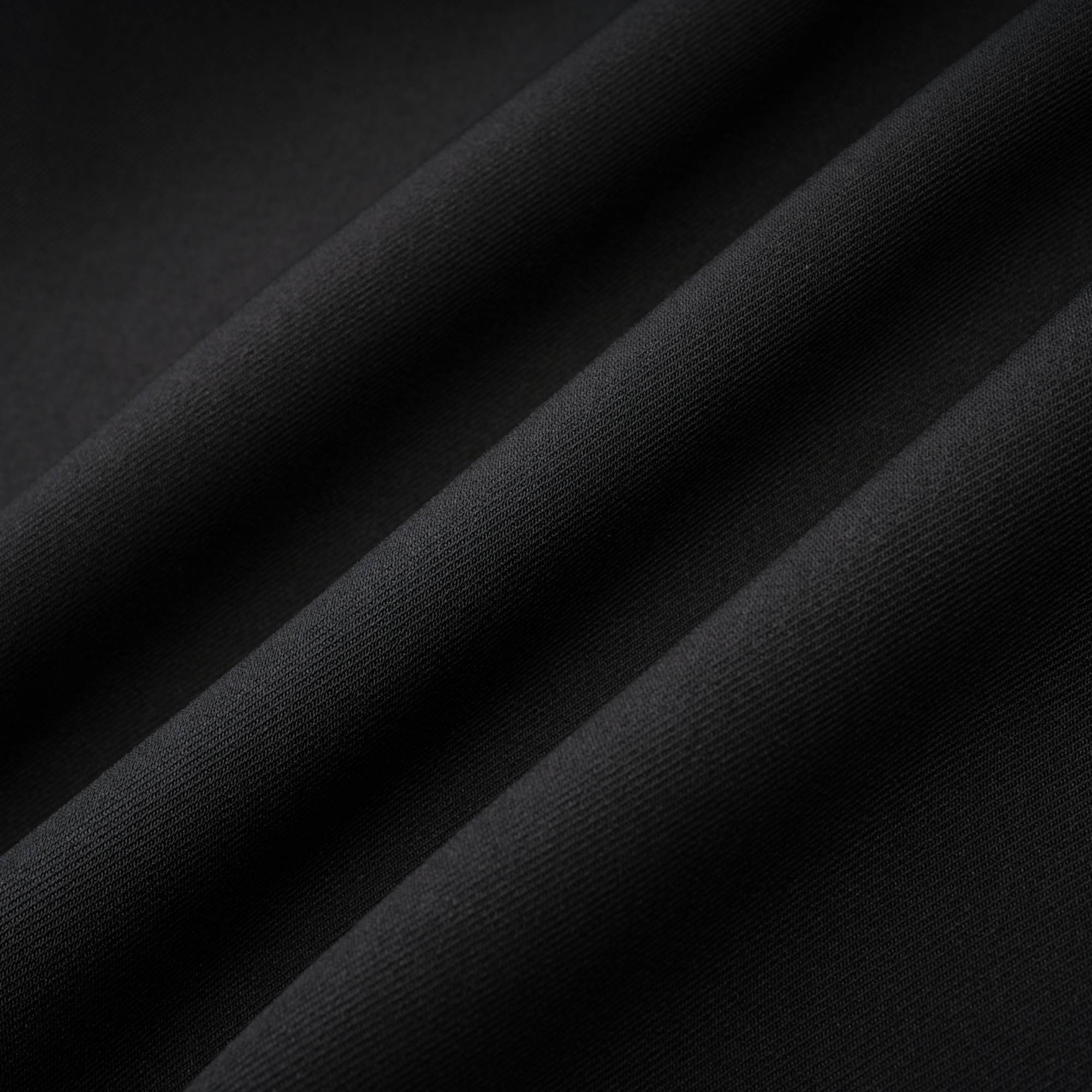 Vestido mini plisado negro de la marca Final Sale, diseño elegante y moderno, con falda plisada y ajuste ajustado en la parte superior.