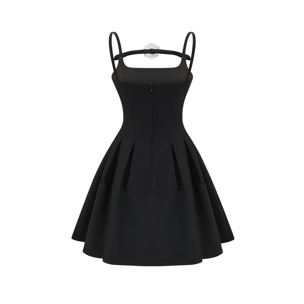 Vestido mini plisado negro de la marca Final Sale, diseño elegante y moderno para ocasiones especiales.