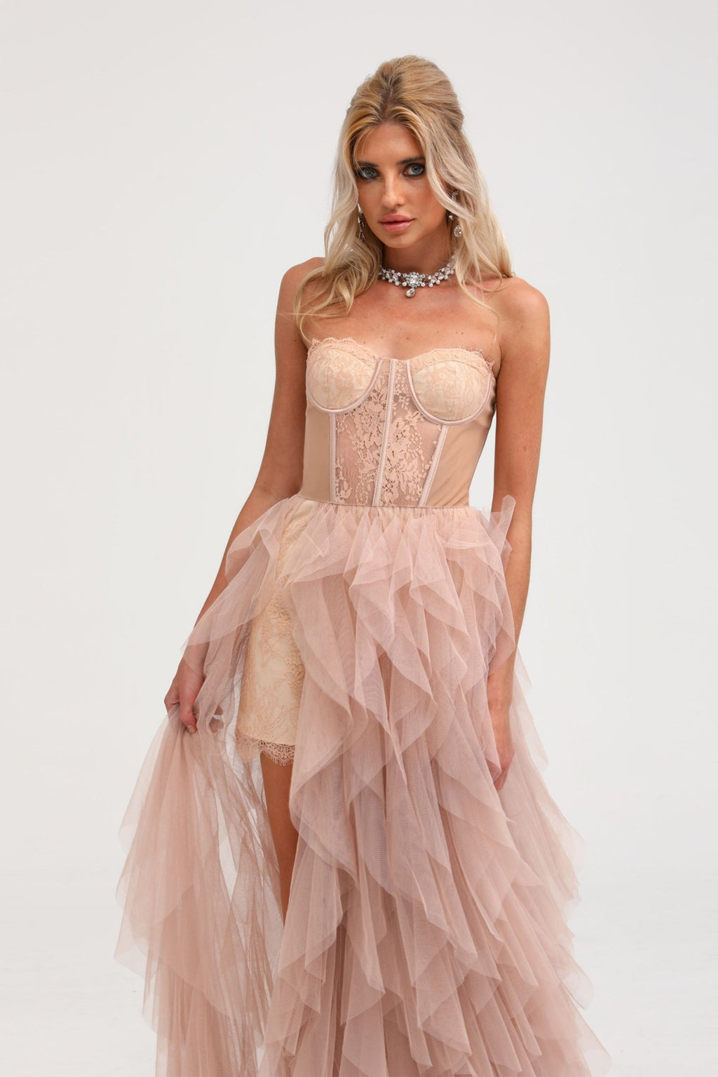 Vestido largo rosa de malla bustier Eilís, vestido maxi ajustado y elegante para ocasiones especiales.