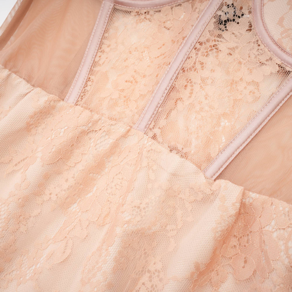 Vestido maxi rosa Eilís con bustier de malla y diseño ajustado, estilo elegante y moderno para ocasiones especiales.