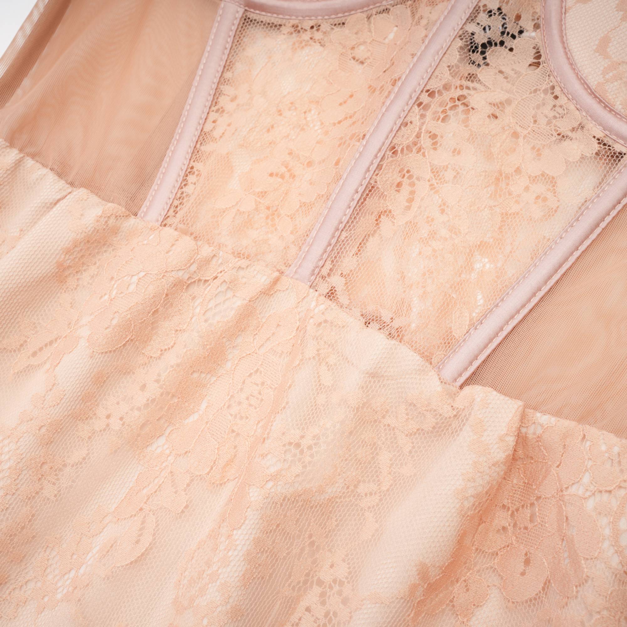 Vestido maxi rosa Eilís con bustier de malla y diseño ajustado, estilo elegante y moderno para ocasiones especiales.