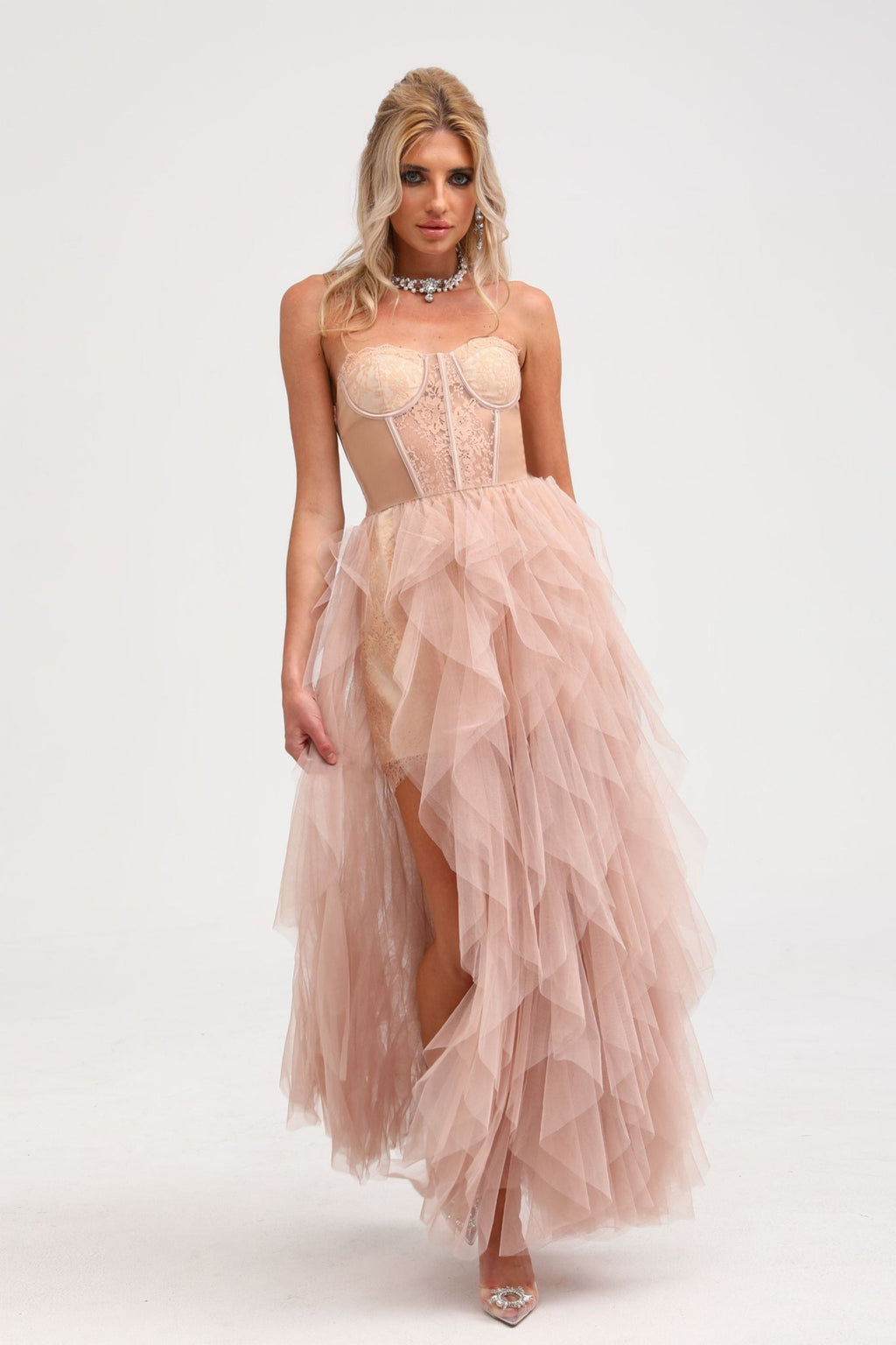 Vestido maxi rosa con bustier de malla de la marca Final Sale, con diseño ajustado y detalles transparentes en la parte superior.