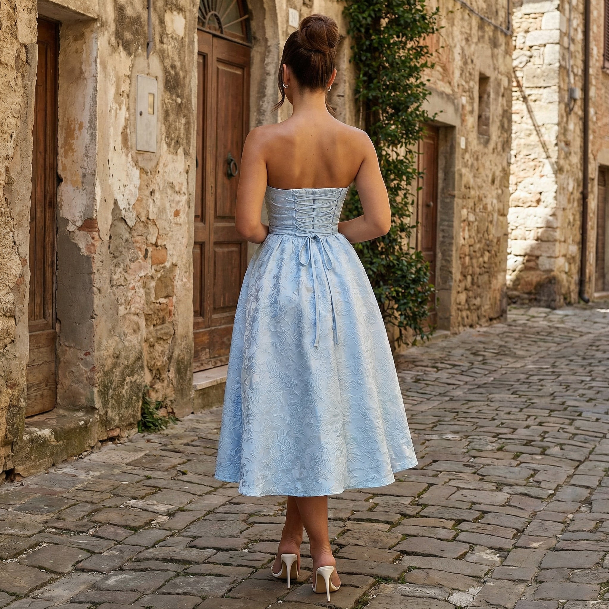 Vestido midi sin tirantes SLIPPO® Cressida en jacquard con diseño elegante y ajustado, ideal para ocasiones formales.