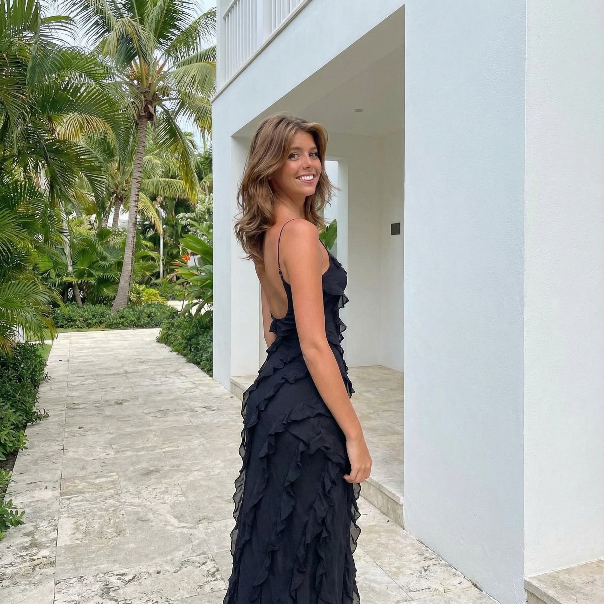 Vestido de invitada de Zara con volantes, diseñado por SLIPPO®, en color elegante y con detalles femeninos.