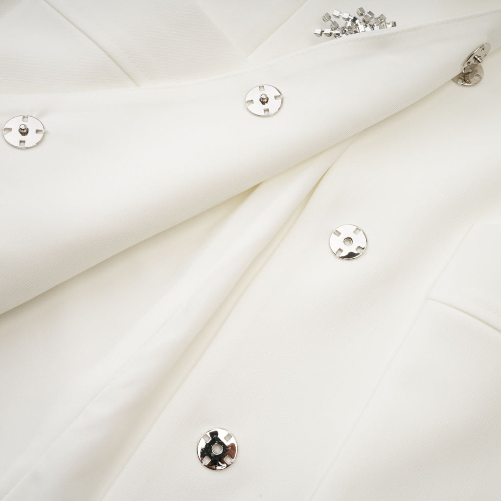 Vestido mini blanco Fionnghuala con cristales decorativos, estilo elegante y moderno para ocasiones especiales.