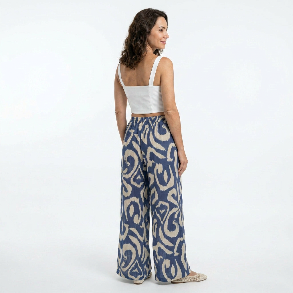 Conjunto griego IVORY con top de tirantes cuadrados lisos y pantalones acampanados en color neutro.