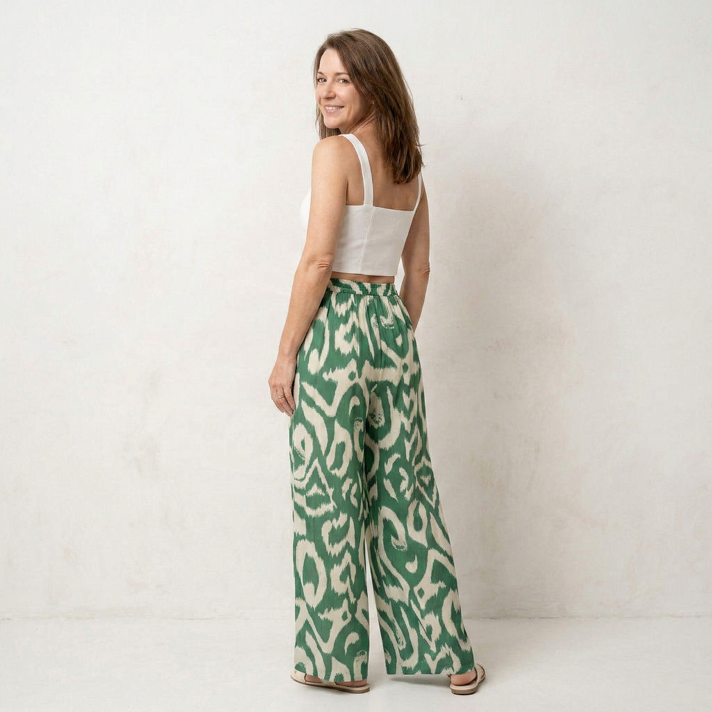 Conjunto griego IVORY con tirantes cuadrados y pantalones acampanados de color liso, apariencia moderna y elegante.