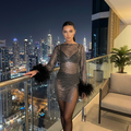 Vestido mini metálico transparente con puños de plumas de DION NOIR, ideal para salidas nocturnas de chicas.