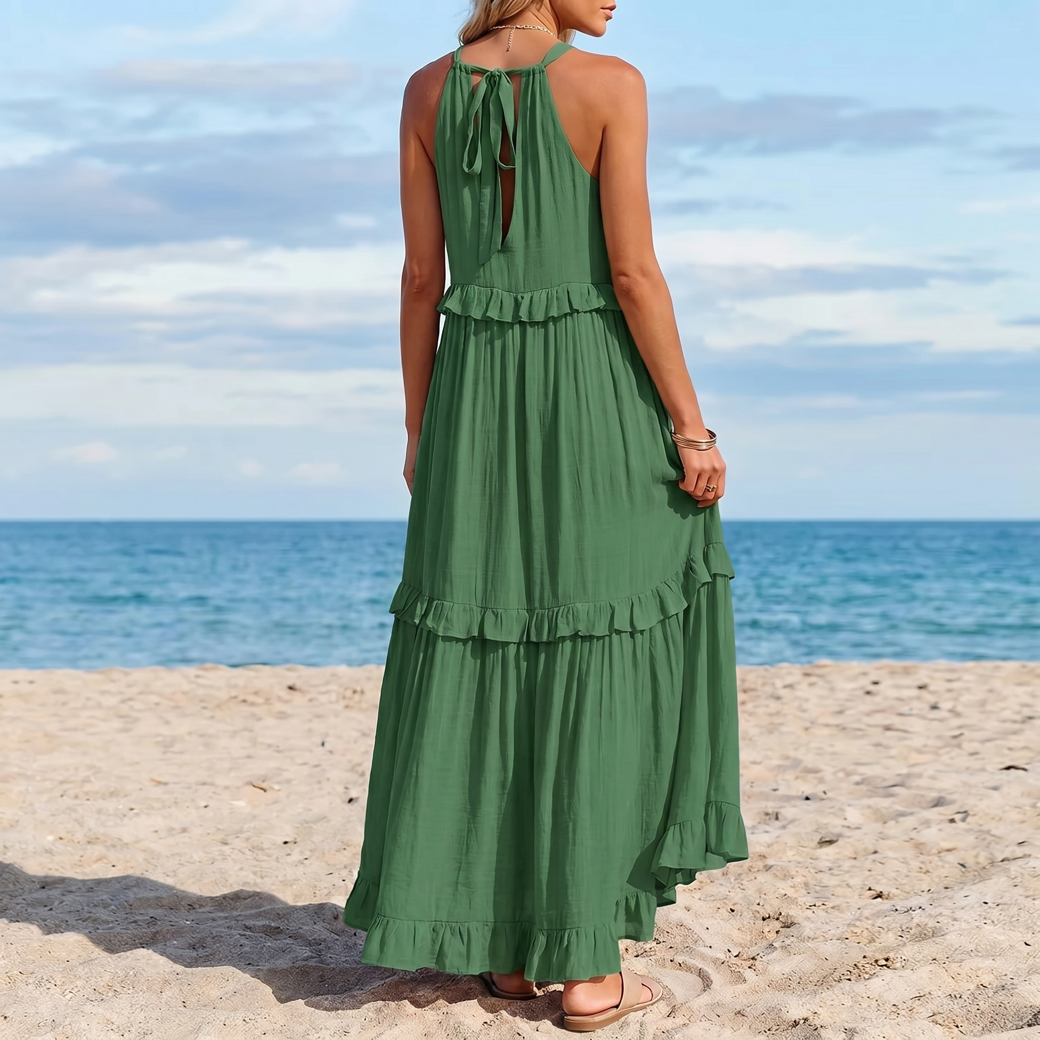Vestido halter con volantes y bolsillos de DION NOIR, estilo vacaciones, en tonos claros y diseño cómodo para días soleados.