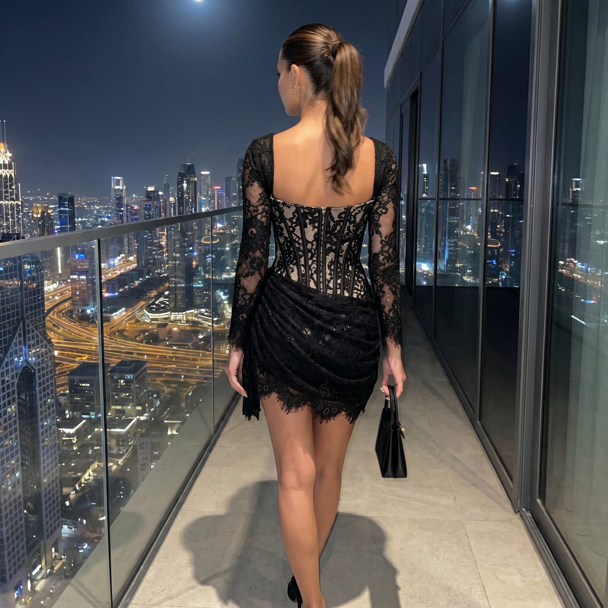 Vestido mini de malla negro de DION NOIR, corset ajustado con cordones, ideal para salidas nocturnas de chicas.