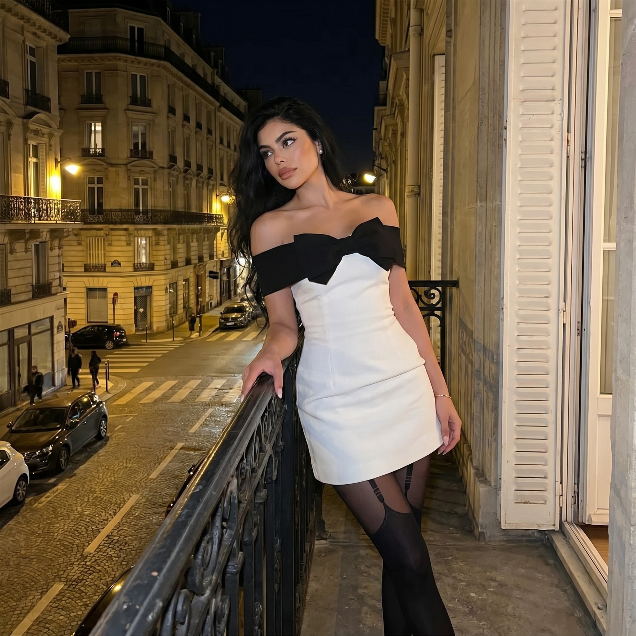 Vestido mini de hombros descubiertos Sylira de DION NOIR en estilo Old Money con lazo en contraste, ideal para ocasiones elegantes.