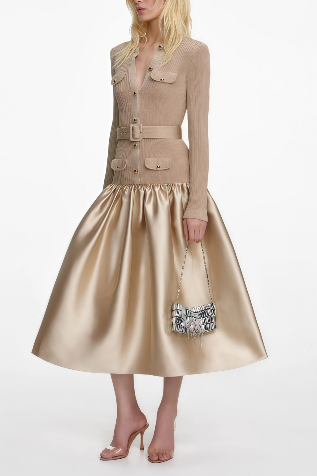 Vestido midi de punto satinado Fern Gold de Final Sale, con diseño elegante y detalle brillante en color dorado.