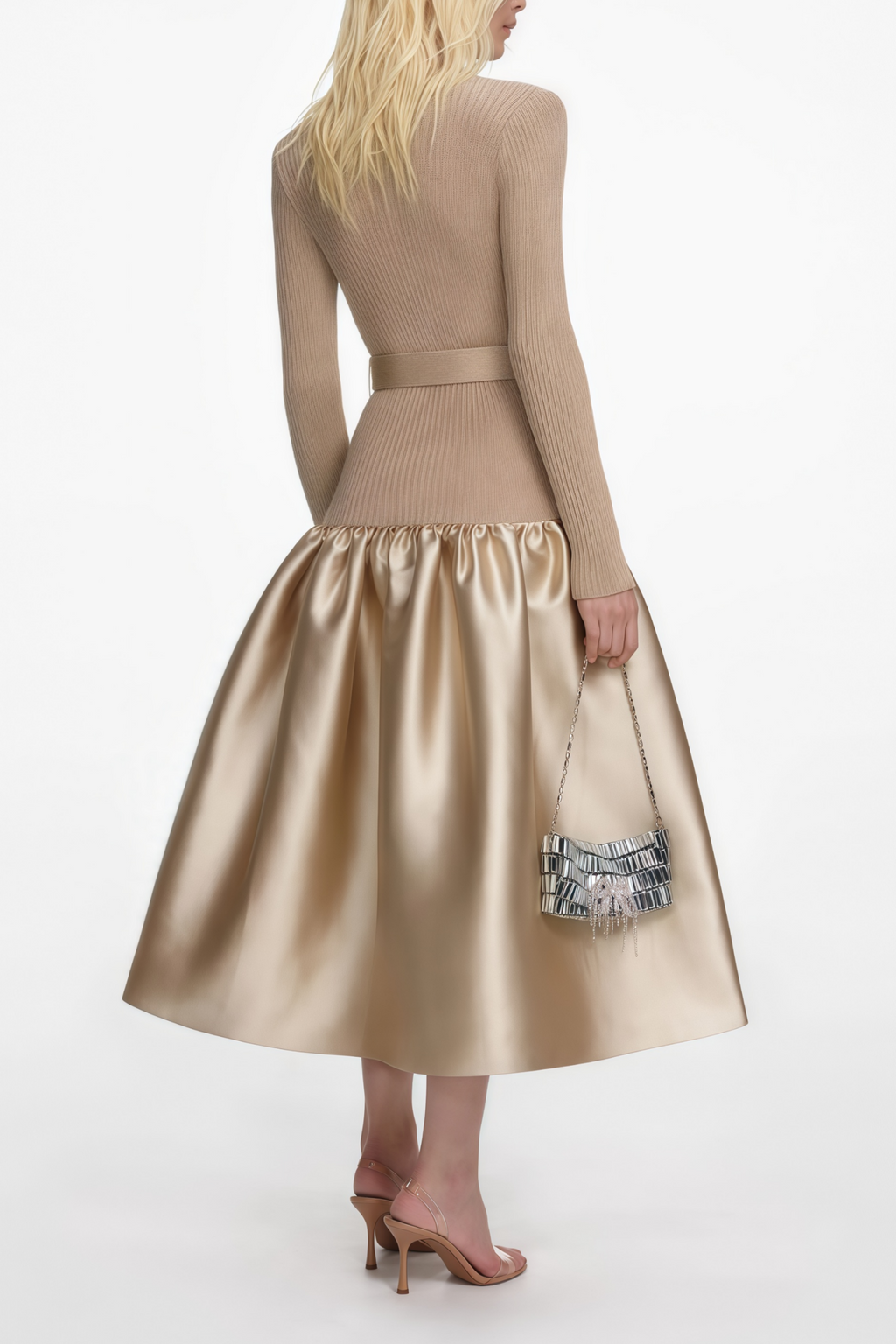 Vestido midi de punto satinado en color dorado Fern Gold de Final Sale, con diseño elegante y detalles suaves.