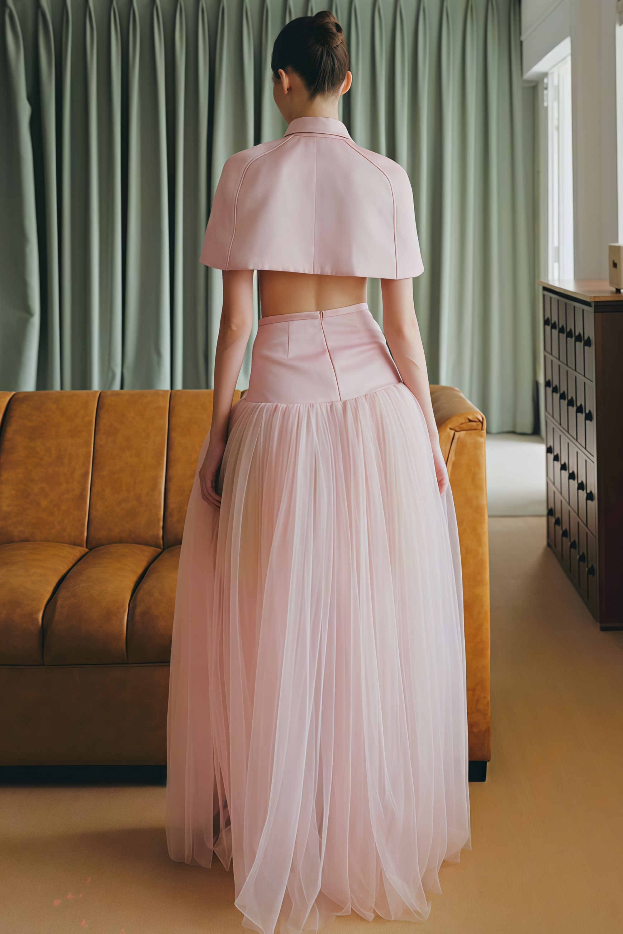Conjunto de top capa rosa y falda de tul de Bridal, con detalles elegantes y delicados en tela suave y fluida.