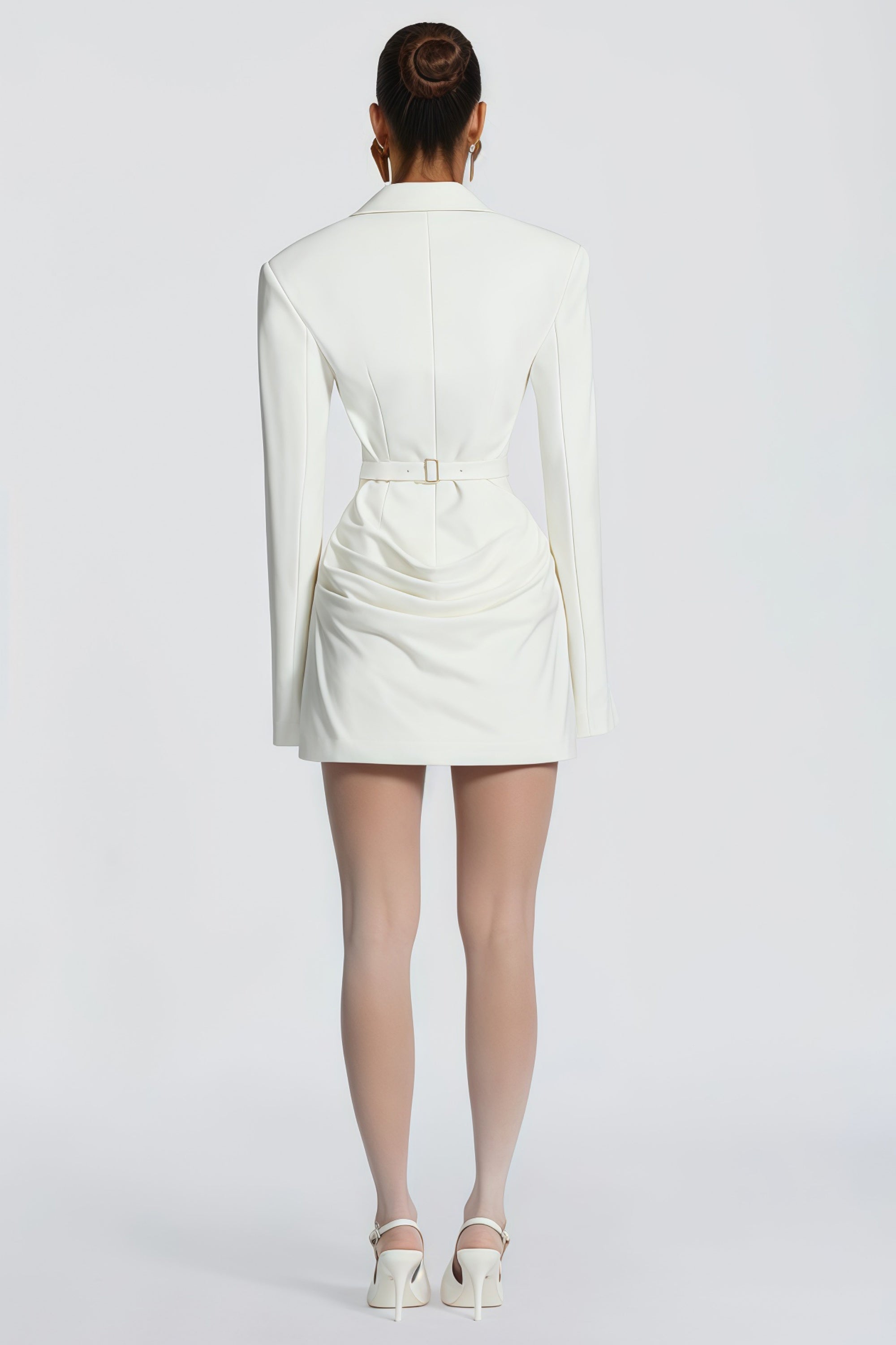 Vestido mini blazer blanco con frunces, de la marca Final Sale, en color marfil y estilo elegante para ocasiones especiales.