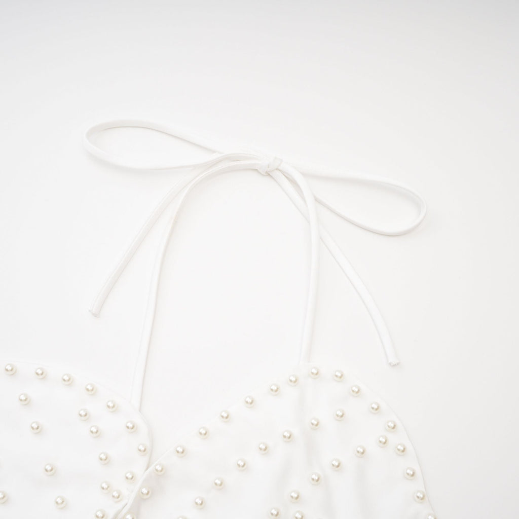 Blusa Maëlle con detalles de perlas falsas y acabado elegante, diseñada por Final Sale, en un estilo moderno y sofisticado.