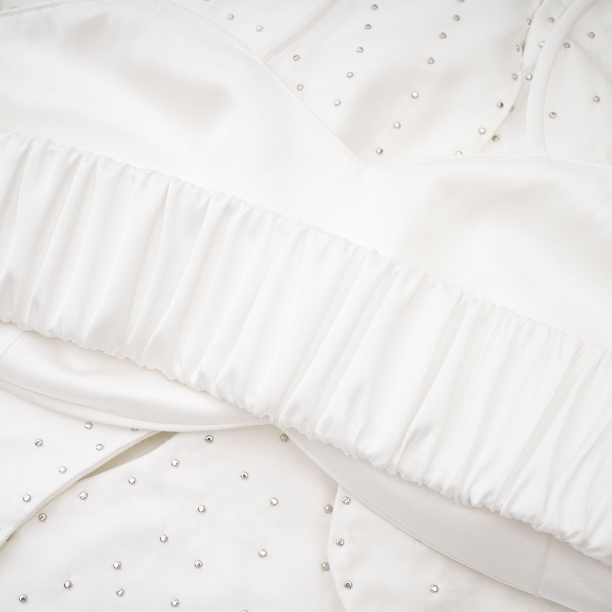 Camisa Maëlle con detalles de perlas falsas, moderna y elegante, en color neutro, diseñada para un estilo sofisticado y de moda.