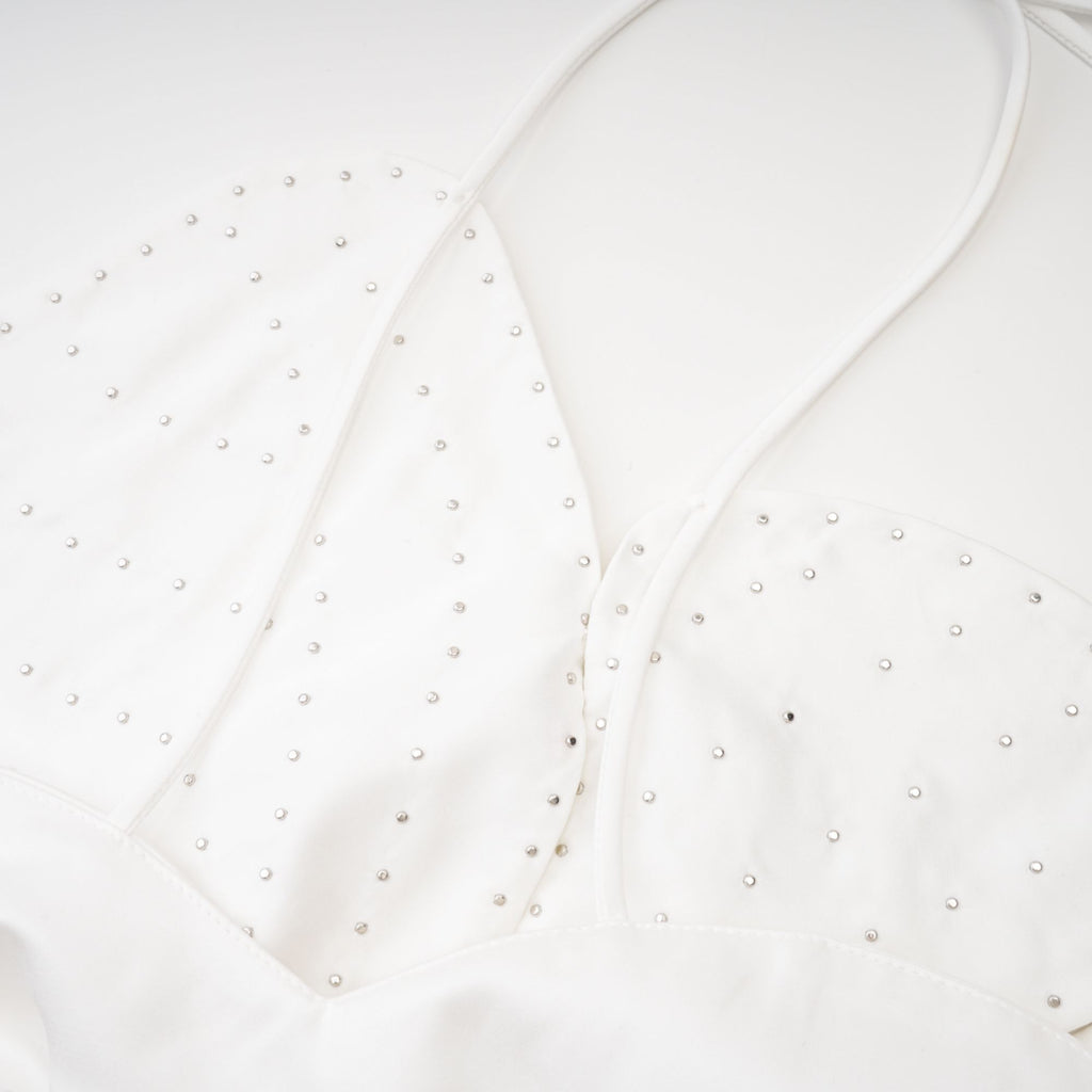 Blusa Maëlle con adornos de perlas falsas, estilo elegante, en color neutro, vista frontal del top para mujer.