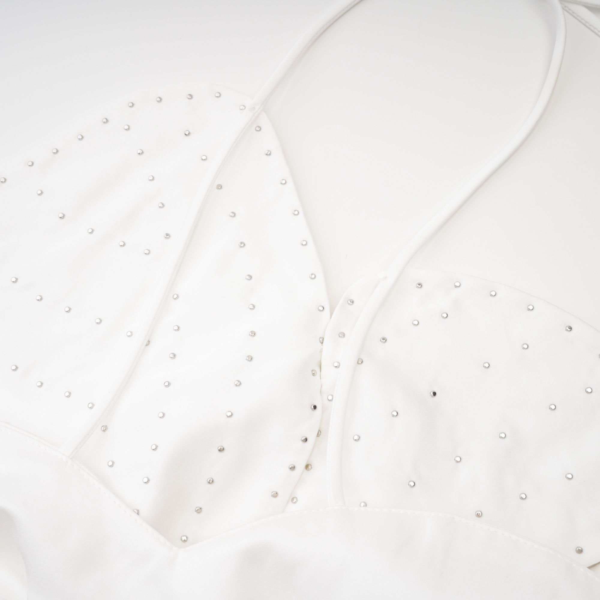 Blusa Maëlle con adornos de perlas falsas, estilo elegante, en color neutro, vista frontal del top para mujer.